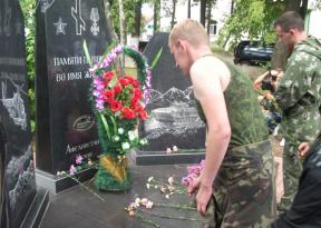 Цветы к&nbsp;памятнику погибшим товарищам
